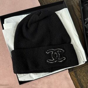 AUTHENTIC brand new CHANEL BLACK cashmere beanie with white CC